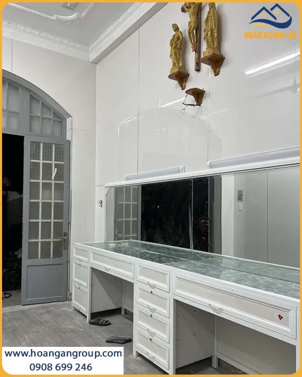Mẫu Ốp Tường Cửa Hàng PVC Trắng Trơn Hiện Đại