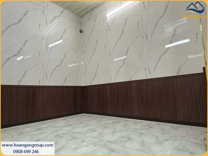 Không Gian Phòng Khách Đổi Mới Với Ốp Tường Lamri Lam Sóng Giả Gỗ