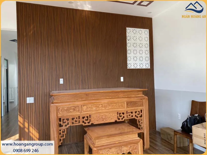 Vách Trang Trí Phòng Thờ Bằng Lam Sóng Giả Gỗ