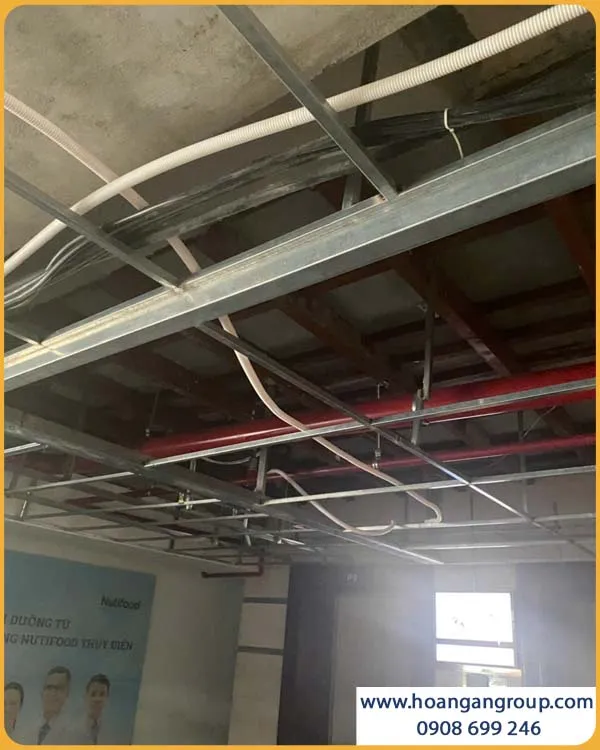 Trần Trước Khi Thi Công Lam Sóng Nhựa Giả Gỗ iWood 