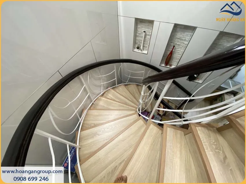 Mẫu Ốp Tường Cầu Thang PVC Giả Đá Theo Phong Cách Tối Giản