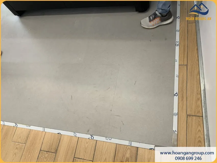 Hoàn Thiện Lát Sàn Nhựa Dán Keo Cho Cửa Hàng Điện Thoại 