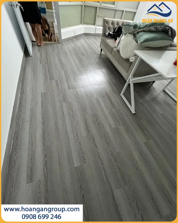 Hoàn Thiện Lát Sàn Nhựa Dán Keo Cho Nhà Ở