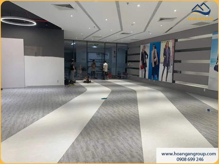 Hoàn Thiện Lát Sàn Nhựa Dán Keo Cho Trung Tâm Thương Mại 