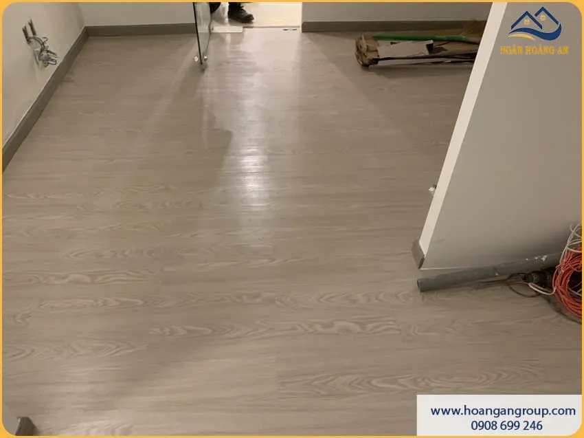 Hoàn Thiện Lát Sàn Nhựa Dán Keo Cho Văn Phòng Làm Việc