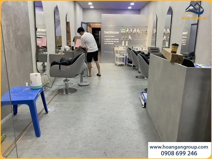 Hoàn Thiện Lót Sàn Salon Tóc Bằng Sàn Nhựa Dán Keo Hiện Đại