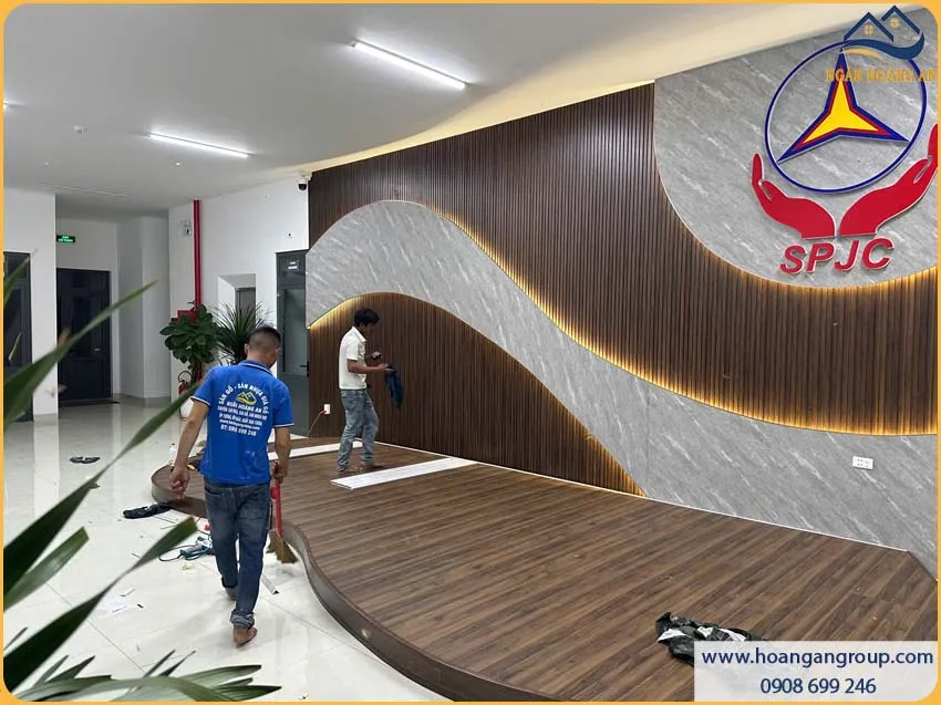 Góc Cận Cảnh Đường Ghép Giữa Lam Sóng Giả Gỗ Galawood L4S-901 Và Tấm Than Tre Kosmos TT-835 Góc Cận Cảnh Đường Ghép Giữa Lam Sóng Giả Gỗ Galawood L4S-901 Và Tấm Than Tre Kosmos TT-835
