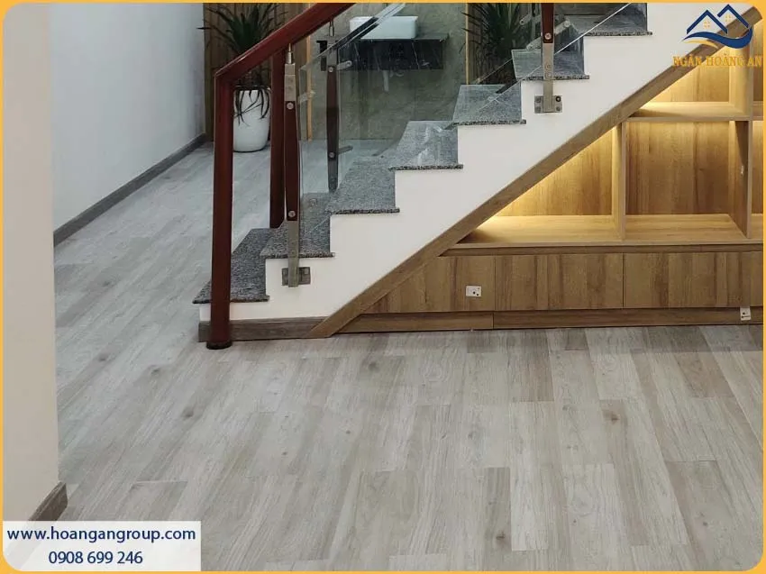 Thi Công Sàn Nhựa Dán Keo Giả Gỗ Cho Phòng Khách Trọn Gói