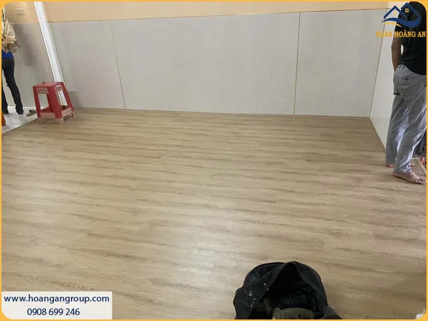 Sàn Nhựa Hèm Khóa Vân Gỗ Tự Nhiên Cho Phòng Khách