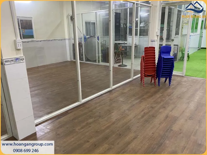 Cải Tạo Phòng Học Bằng Sàn Nhựa Dán Keo Giả Gỗ