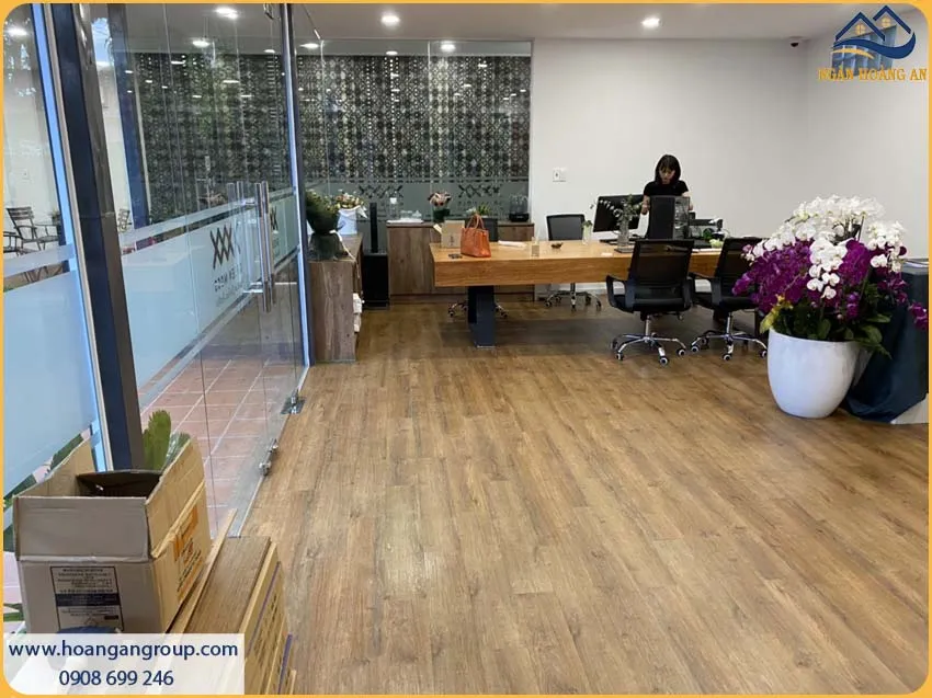 Hoàn Thiện Văn Phòng Hiện Đại Với Sàn Nhựa Dán Keo Giả Gỗ