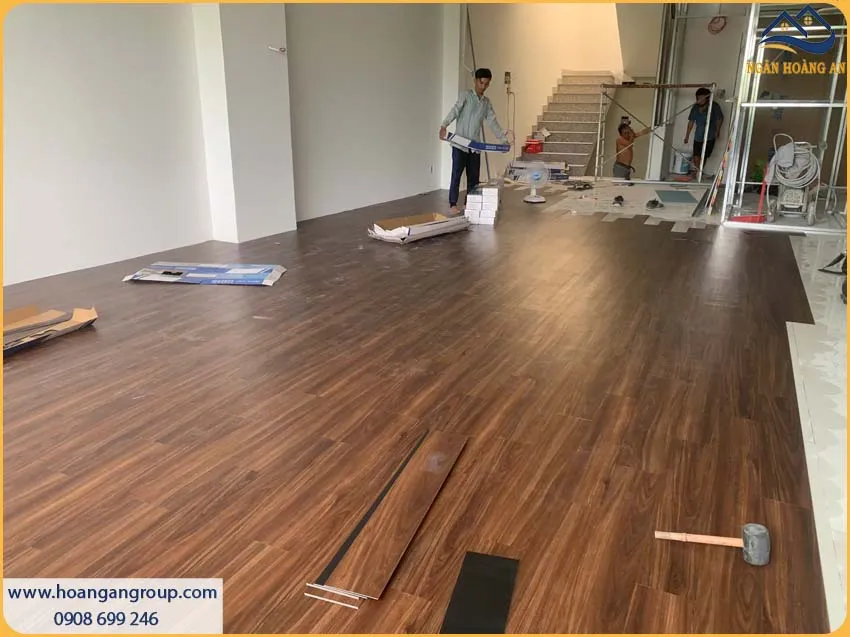 Không Gian Công Ty Tinh Tế Với Sàn Nhựa Dán Keo Vân Gỗ Không Gian Công Ty Tinh Tế Với Sàn Nhựa Dán Keo Vân Gỗ
