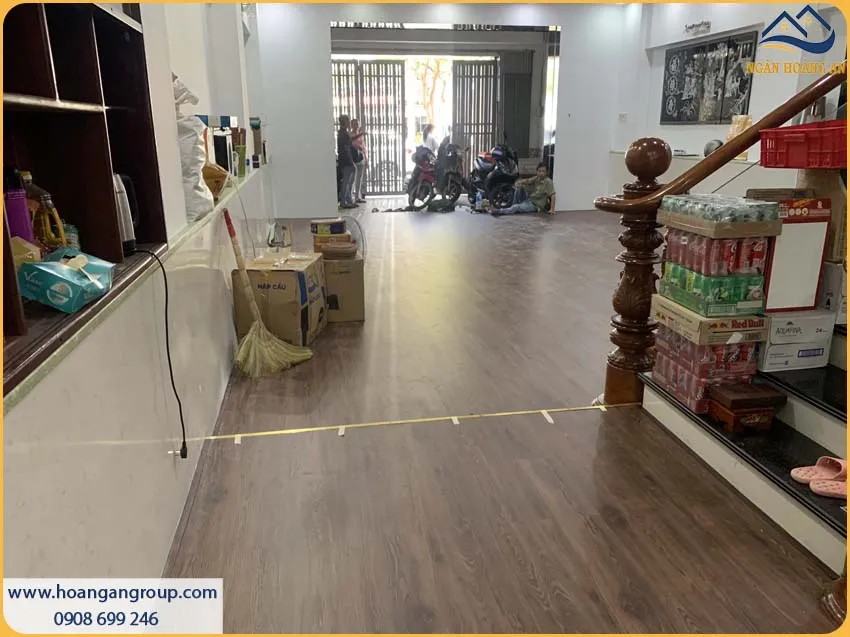 Hoàn Thiện Phòng Khách Với Sàn Nhựa Hèm Khóa Giả Gỗ