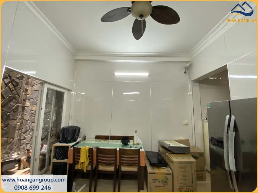 Tường Bếp Nổi Bật Nhờ Vật Liệu PVC Trắng Trơn Tường Bếp Nổi Bật Nhờ Vật Liệu PVC Trắng Trơn