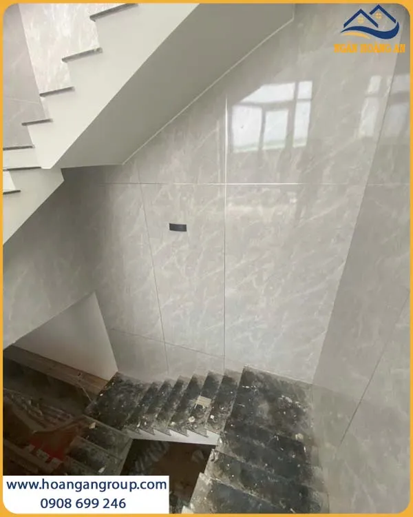 Mẫu Ốp Tường Cầu Thang PVC Giả Đá Cho Nhà Phố Hiện Đại