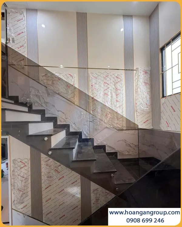 Không Gian Làm Việc Chuyên Nghiệp Với Tấm Ốp Than Tre