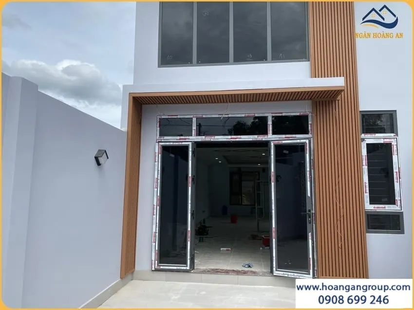 Không Gian Mặt Tiền Nhà Đẹp Sang Nhờ Ốp Tường Gỗ Nhựa
