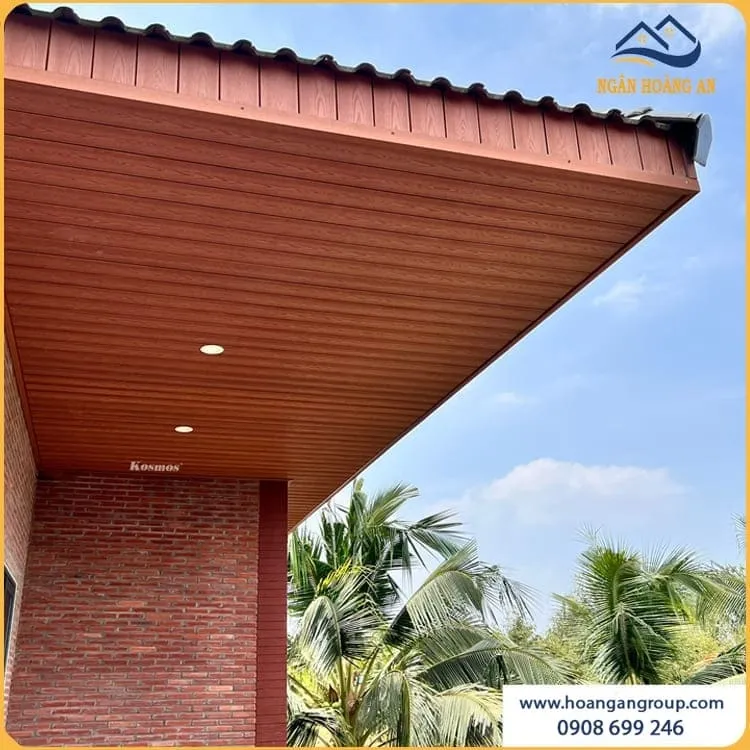Không Gian Ngoài Trời Đẹp Với Ốp Trần Gỗ Nhựa Bền Đẹp