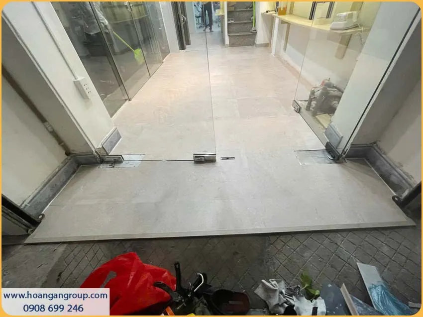 Sàn Nhựa Dán Keo W318 Tạo Nền Nổi Bật Cho Showroom Sàn Nhựa Dán Keo W318 Tạo Nền Nổi Bật Cho Showroom