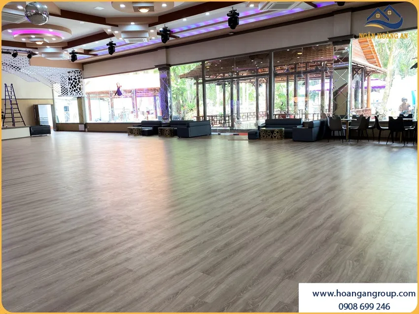 Sàn Gỗ Công Nghiệp Cho Nhà Hàng Phong Cách Hiện Đại