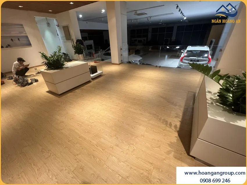Không Gian Trải Nghiệm Khách Hàng Với Sàn Gỗ Công Nghiệp