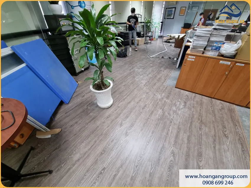 Không Gian Văn Phòng Đẹp Mắt Nhờ Sàn Nhựa Hèm Khoá