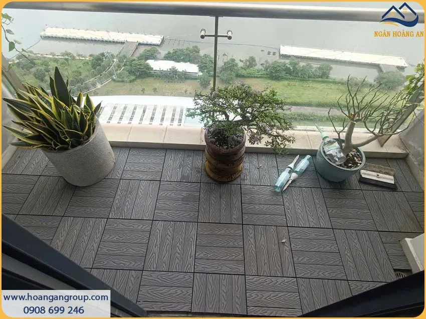 Vỉ Gỗ Nhựa Hobiwood Kết Hợp Cùng Cây Xanh Ban Công