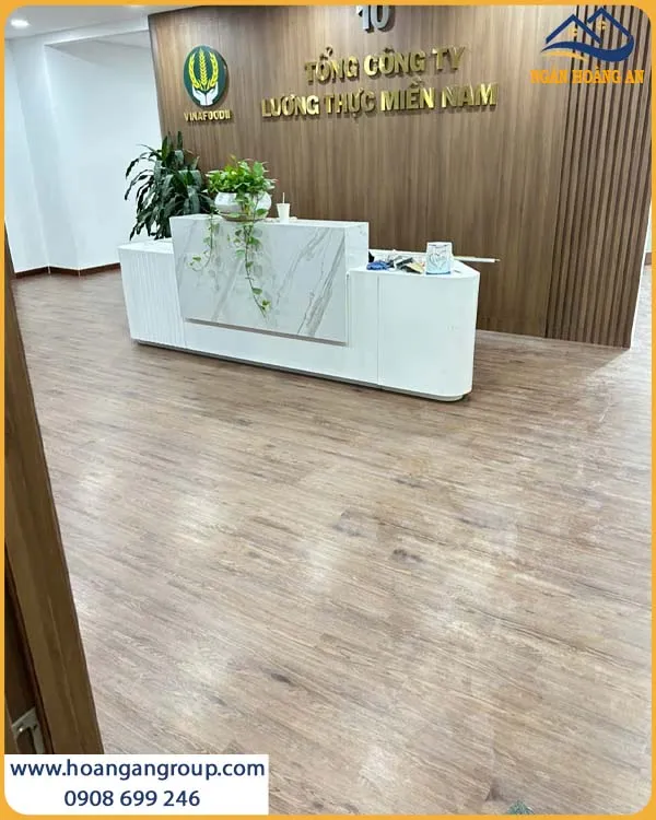 Không Gian Tiếp Khách Sang Trọng Với Sàn Nhựa Dán Keo Không Gian Tiếp Khách Sang Trọng Với Sàn Nhựa Dán Keo