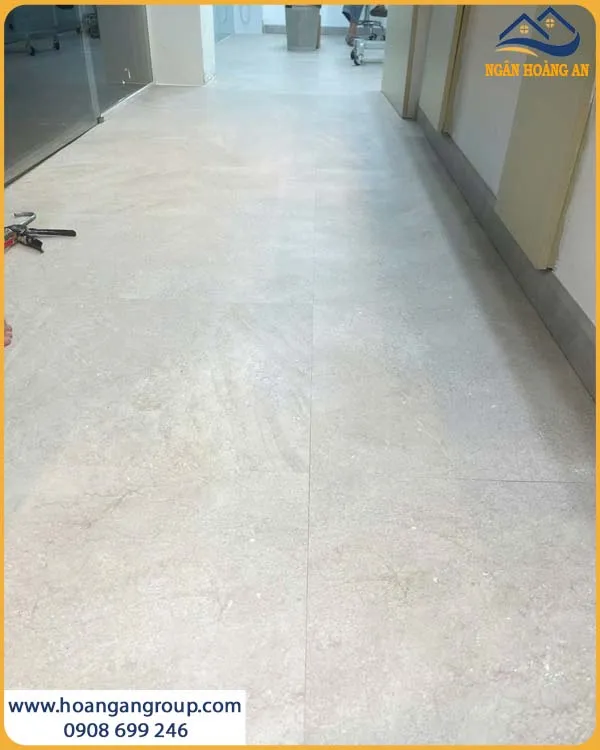 Thi Công Sàn Nhựa Dán Keo W318 Cho Không Gian Showroom Thi Công Sàn Nhựa Dán Keo W318 Cho Không Gian Showroom