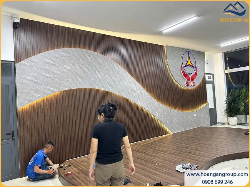 Không Gian Làm Việc Chuyên Nghiệp Với Lam Sóng Giả Gỗ Galawood L4S-901 Và Tấm Than Tre Kosmos TT-835