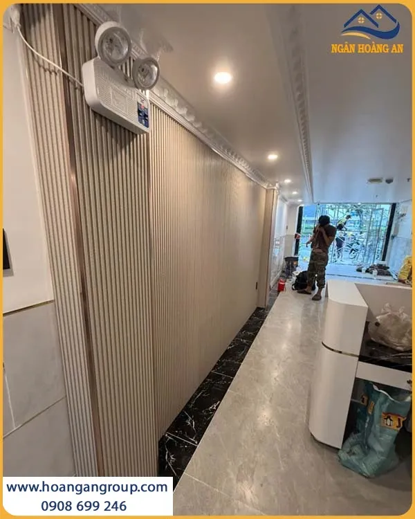 Tường Lễ Tân Được Ốp Bởi Lam Sóng Than Tre Độc Đáo, Mới Mẻ