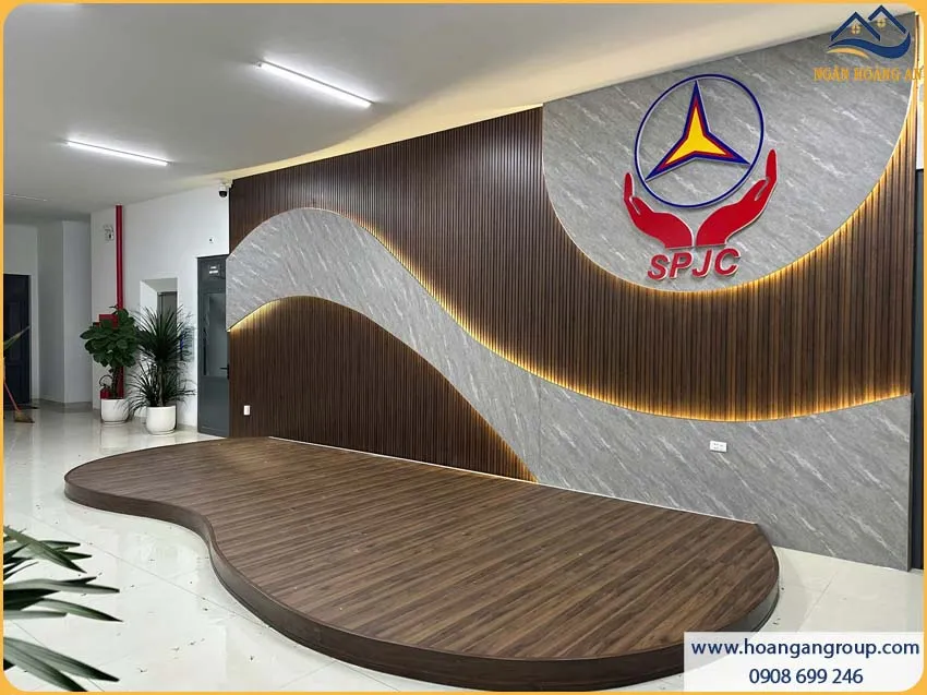 Sự Kết Hợp Giữa Lam Sóng Giả Gỗ Galawood L4S-901 Và Tấm Than Tre Kosmos TT-835 Tăng Chiều Sâu Không Gian
