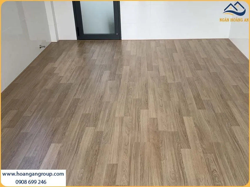 Căn Hộ Thi Công Bằng Sàn Gỗ Công Nghiệp Bền Bỉ, Không Bị Phai Màu