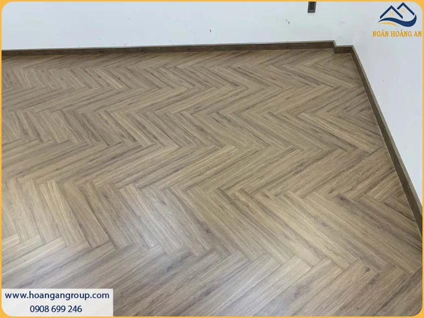 Phòng Khách Được Thi Công Sàn Gỗ Xương Cá Charmwood Đẹp Và Thu Hút