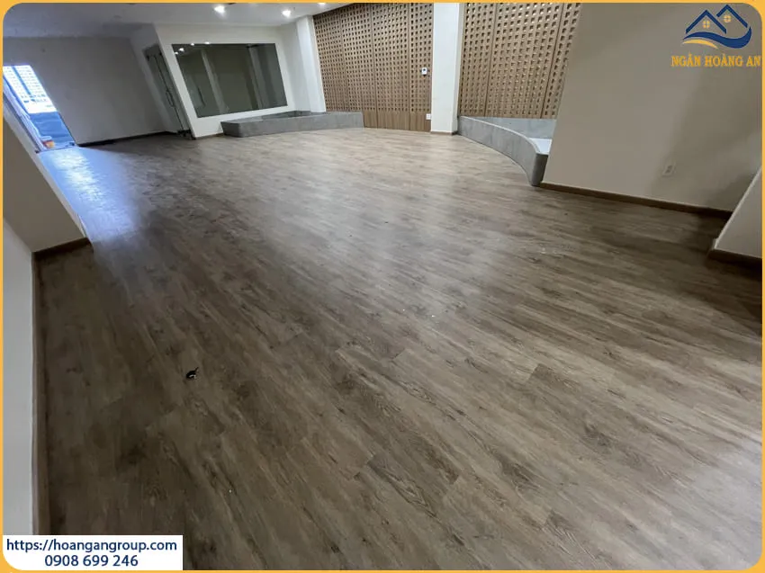 Lắp Đặt Sàn Nhựa Giả Gỗ Cho Cửa Hàng Tại Quận 5 TPHCM