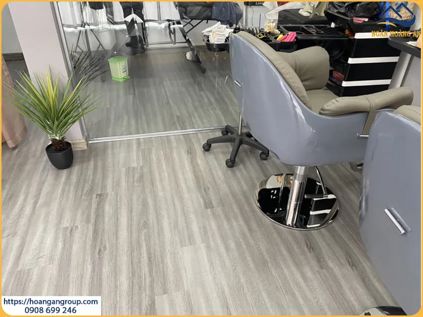 Lắp Đặt Sàn Nhựa Giả Gỗ Cho Hair Salon Tại Gò Vấp TPHCM Lắp Đặt Sàn Nhựa Giả Gỗ Cho Hair Salon Tại Gò Vấp TPHCM