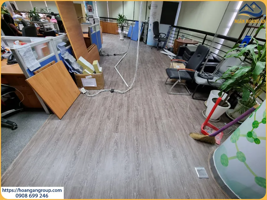 Lắp Đặt Sàn Nhựa Giả Gỗ Cho Văn Phòng Tại Thủ Đức TPHCM