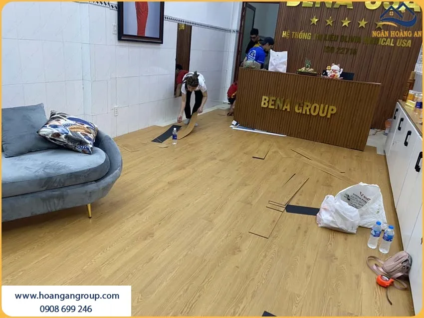 Thi Công Sàn Nhựa Chống Trầy Xước, Chống Mài Mòn Khá Tốt Thi Công Sàn Nhựa Chống Trầy Xước, Chống Mài Mòn Khá Tốt