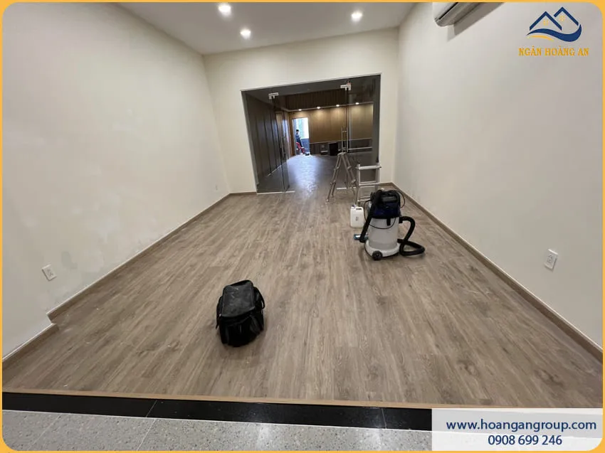 Lắp Đặt Sàn Nhựa Hèm Khoá Charm Wood SPC04 Cho Nhà Dân