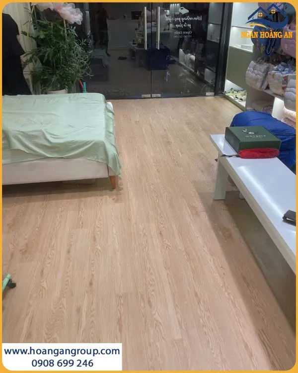 Sàn Có Keo Sẵn THFloor T022 Hoàn Thiện Không Gian Showroom