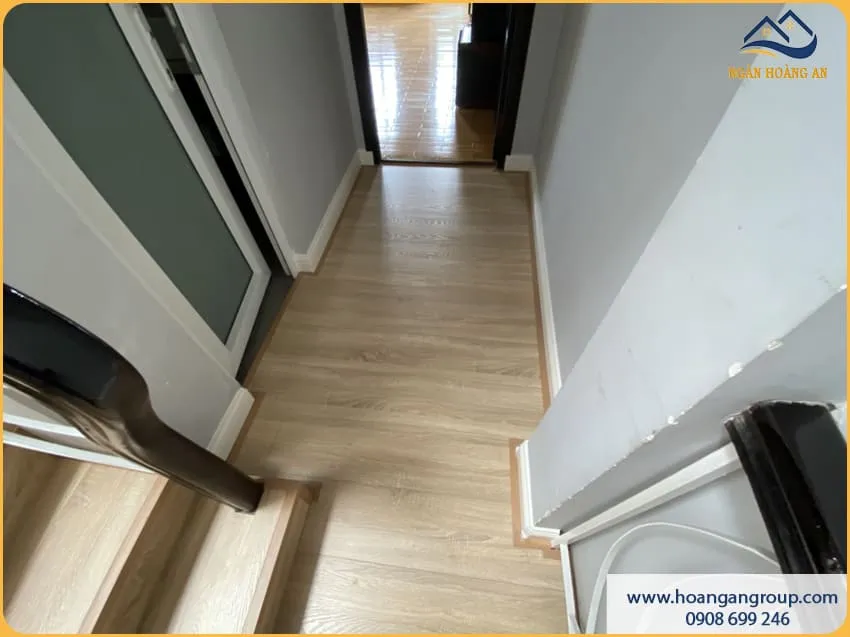 Lát Bậc Cầu Thang Bằng Sàn Gỗ Công Nghiệp Kosmos Lát Bậc Cầu Thang Bằng Sàn Gỗ Công Nghiệp Kosmos
