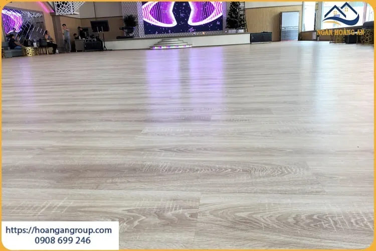 Lát Nền Sàn Gỗ Công Nghiệp Bền Màu Theo Thời Gian