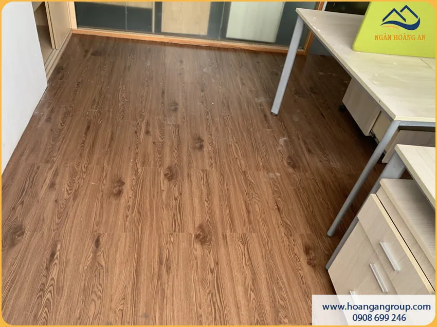Lát Sàn Nhựa Dán Keo Cho Căn Phòng Sạch Sẽ
