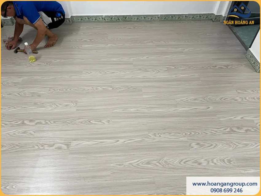 Lát Sàn Nhựa Dán Keo Cho Nhà Ở Sạch Đẹp