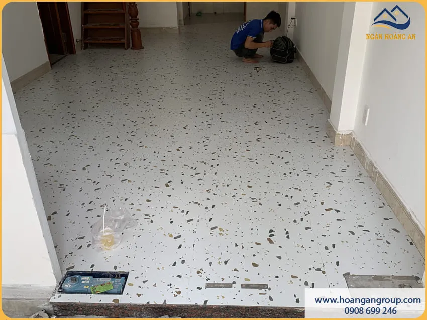 Lát Sàn Nhựa Dán Keo Cho Nhà Ở Sạch Đẹp