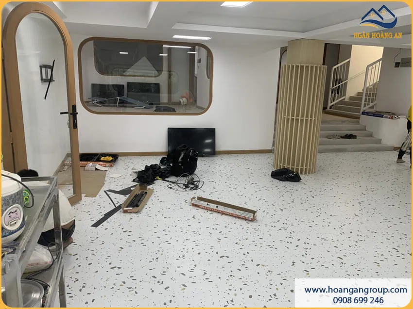 Lát Sàn Nhựa Dán Keo Cho Tiệm Spa Gọn Gàng