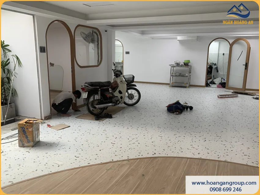 Lát Sàn Nhựa Dán Keo Cho Tiệm Spa Sạch Sẽ