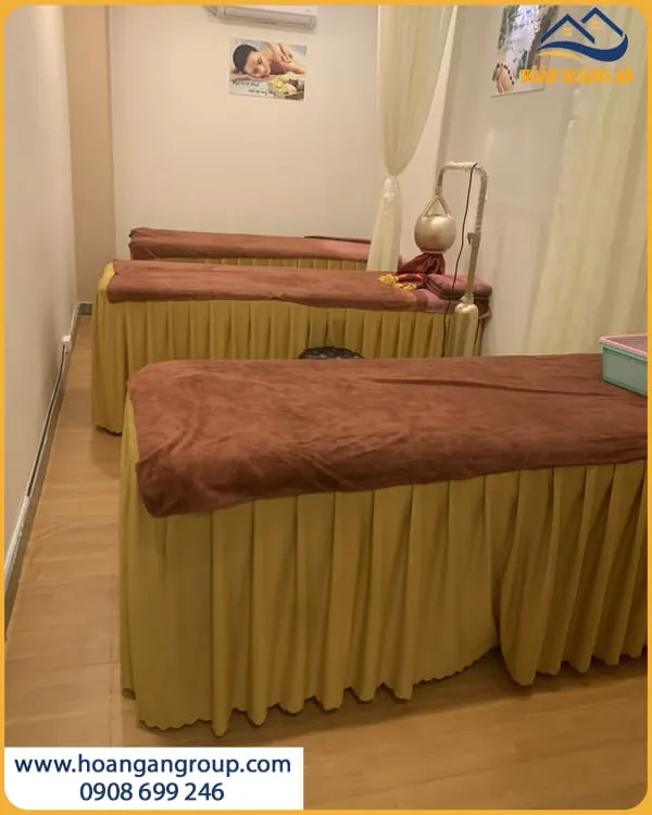 Lát Sàn Nhựa Dán Keo Cho Tiệm Spa Sạch Sẽ