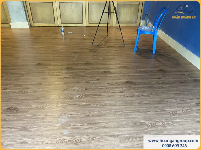 Lát Sàn Nhựa Dán Keo Tăng Thẩm Mỹ Không Gian