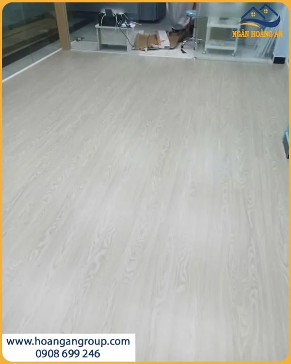 Lát Sàn Nhựa Dán Keo Tăng Thẩm Mỹ Không Gian Văn Phòng